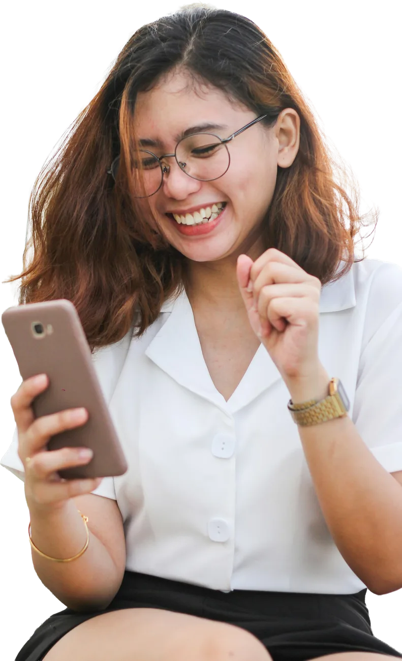 Vendedora comemorando uma venda no celular